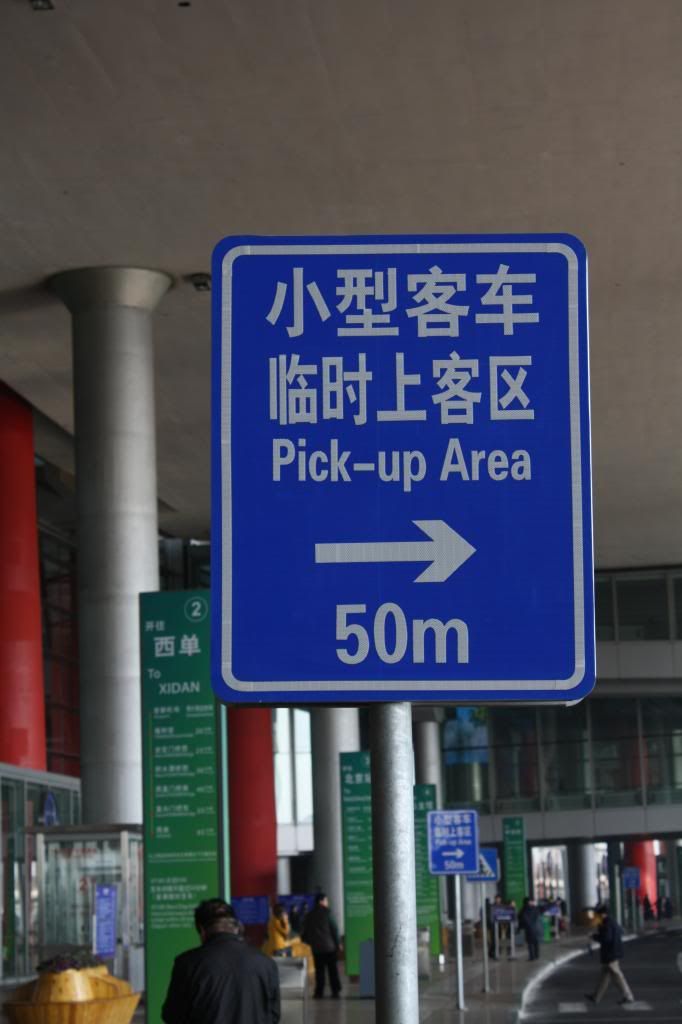 Schild: Pick up Area Airport Beijing