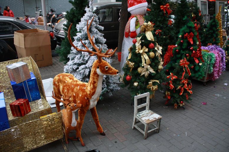 Rehe und Schneemann - weihnachtlich dekoriert