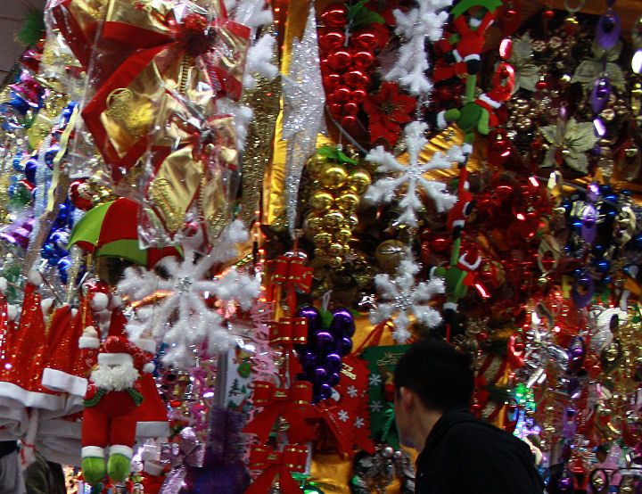 Geschäft mit chinesischem Weihnachts-Kitsch 1