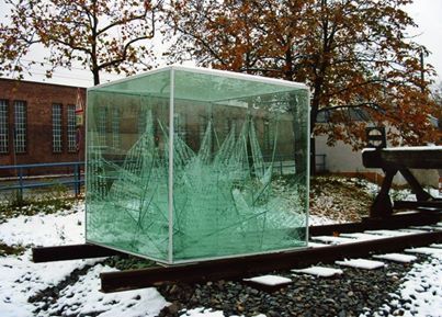 Der Glaskubus am Güterbahnhof erinnert an die Deportation von Juden, Sinti und Roma in das Todeslager Auschwitz-Birkenau.