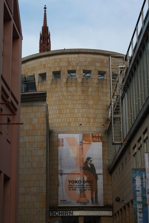 Eingang zur Schirn (Frankfurt) mit dem Plakat der Yoko Ono Ausstellung