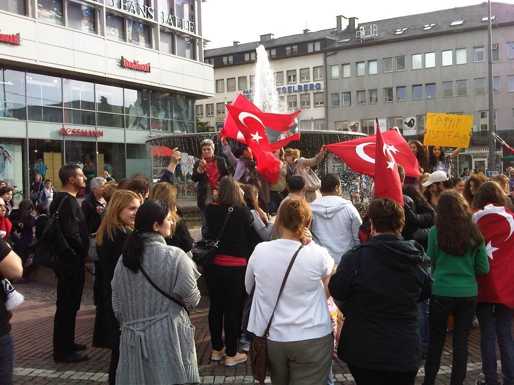 Demo vor dem Luisencenter: TürkInnen solidarisieren sich mit den DemonstrantInnen in der Türkei
